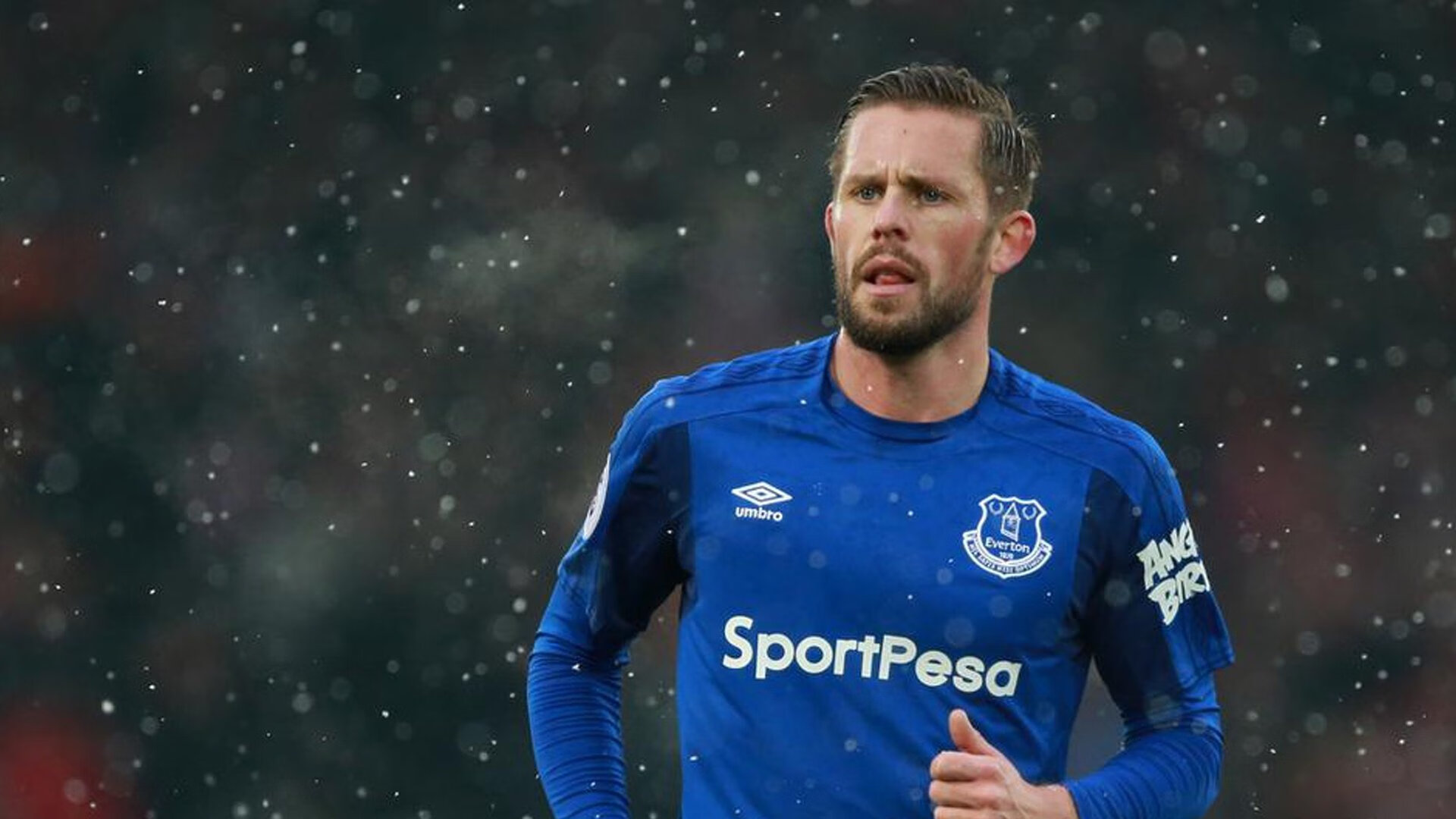 “选手奋力拼搏,武汉马拉松冲刺阶段见证奇迹”